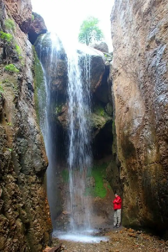 سرازیری آب های خنک آبشار ورسک در دل سنگ های خزه ای