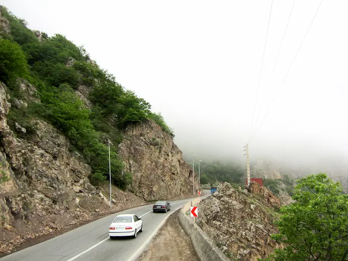 کوه های سنگی سرسبز اطراف جاده هراز