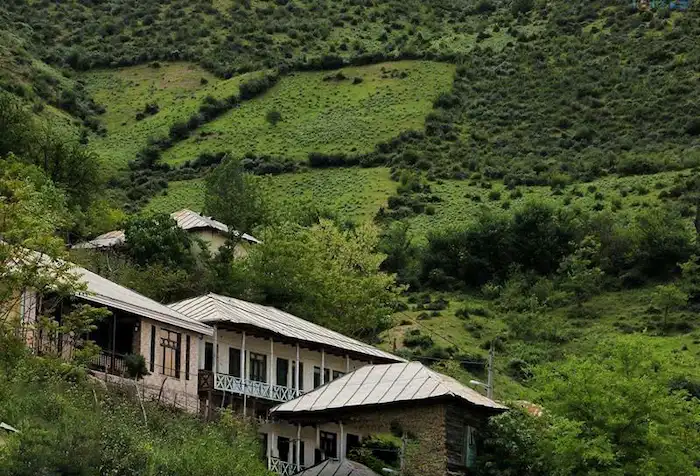 ویو ویلاهایی با بافت سنتی روستای بورخانی رو به تپه های سرسبز