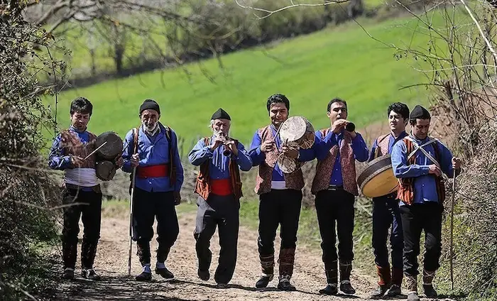 شادی و آواز با ساز و دهل نواختن در مراسم نوروزخوانی