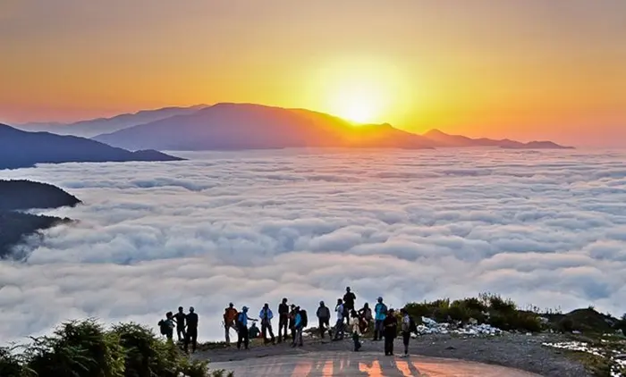 عبور از جاده روستای فیلبند درحال غروب خورشید و محصور شده با ابر 41258588