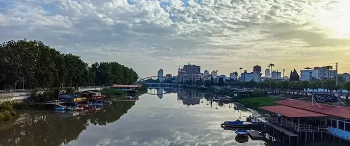 سایه آسمان و درختان و ساختمان های بلند در آب های رودخانه بابلرود 44854854