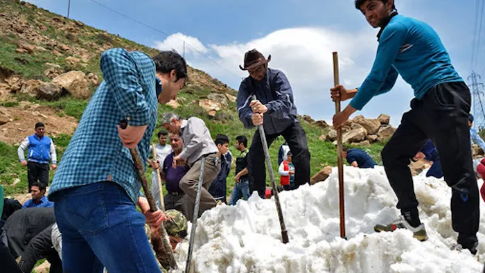 حضور مردان شهربابل در حال برگذاری آیین سنتی برف چال 465476546854