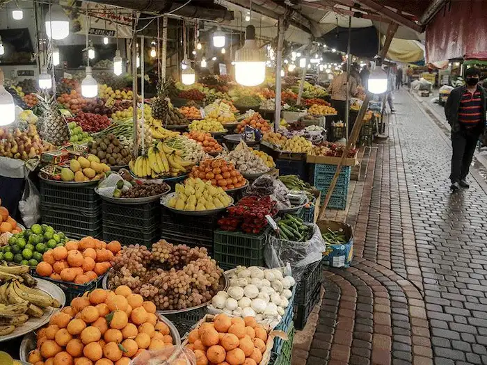 تنوع میوه های رنکارنگ و تازه در بازار روز در روستای باقرتنگه 41654598748185