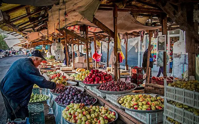 چیدن میوه های رنگارنگ مغازه دارها در بازارهای هفتگی بهنمیر
