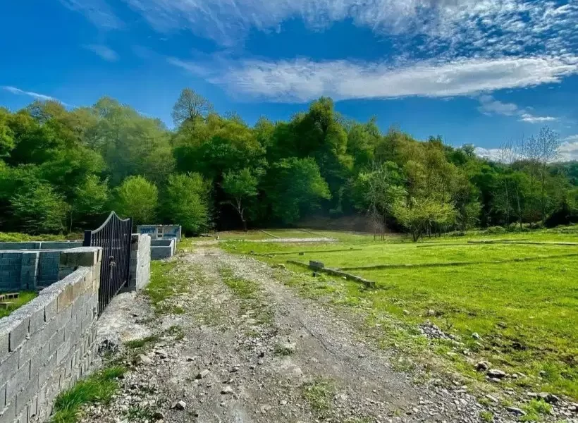 بلوک های چیده شده به عنوان دیوار دور زمین در شیرگاه