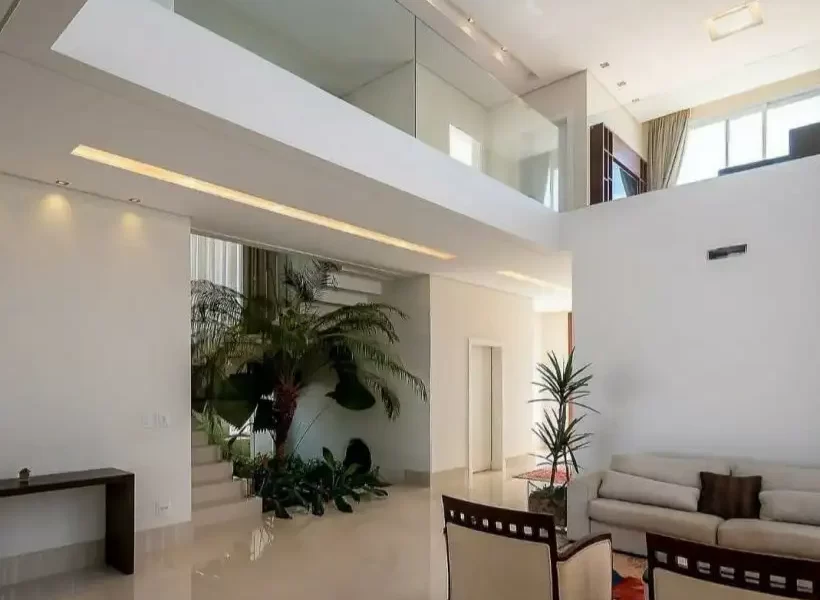 مبل سفید و گلدان های سرسبز در راه پله ویلا در بابل