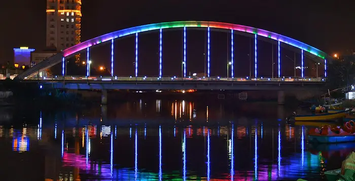پل معلق با نورپردازی رنگی در شب روی رودخانه بابلرود 465885468