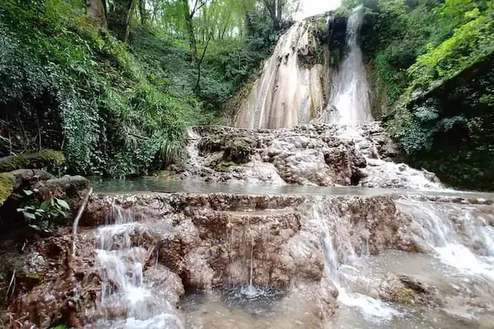 سقوط جریان خروشان آب آبشار روستای گالشکلا از تخته سنگ ها