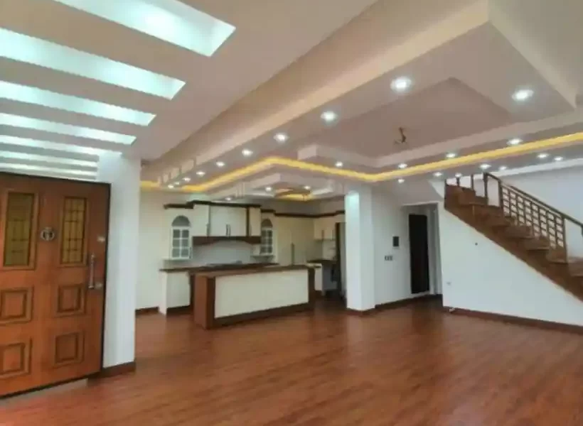 پارکت های قهوه ای و نور پردازی با نور زرو سالن نشیمن ویلا در زرگر