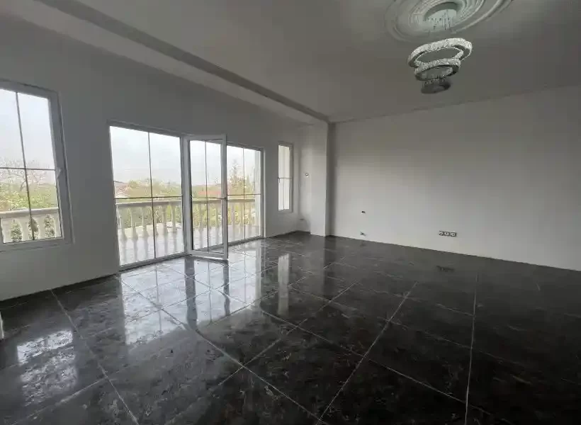 پنجره ی بزرگ برای تراس و لوستر زیبای سالن نشیمن آپارتمان در بابل