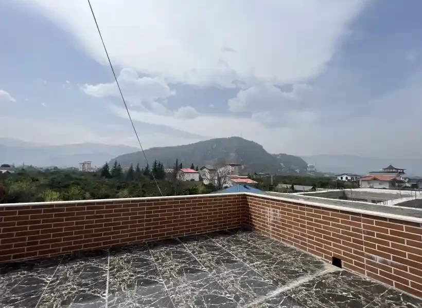 ویوی تراس روبه جنگل و خانه های اطراف آپارتمان در بابل