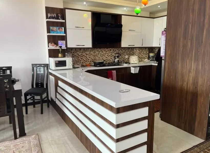 کابینت های سفید و دیوار قهوه ای و اوپن سفید قهوه ای آپارتمان در زرگر