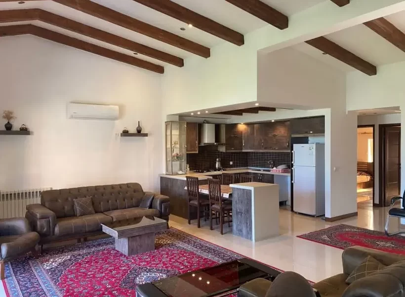 مبلمان سالن و یخچال و کابینت های سفید آشپزخانه آپارتمان در پل سفید