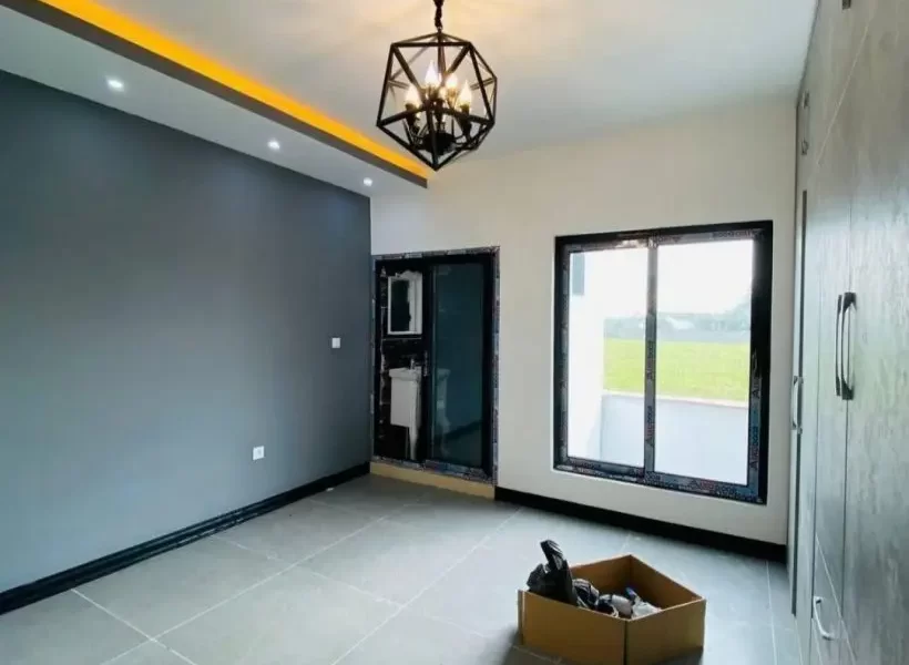 سرامیک و دیوار طوسی رنگ و پنجره رو به محوطه ویلا در بابل