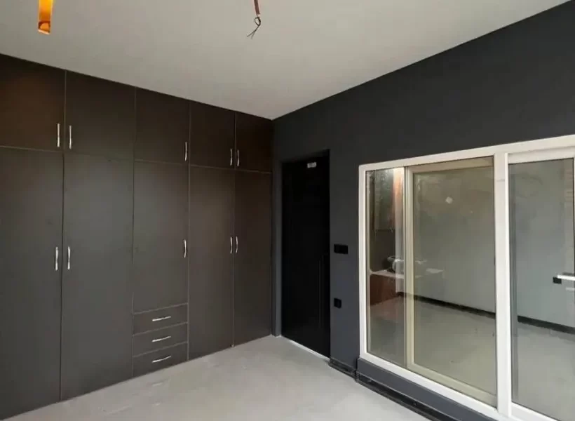 کمد دیواری مشکی و در شیشه ای اتاق خواب ویلا در بابلسر