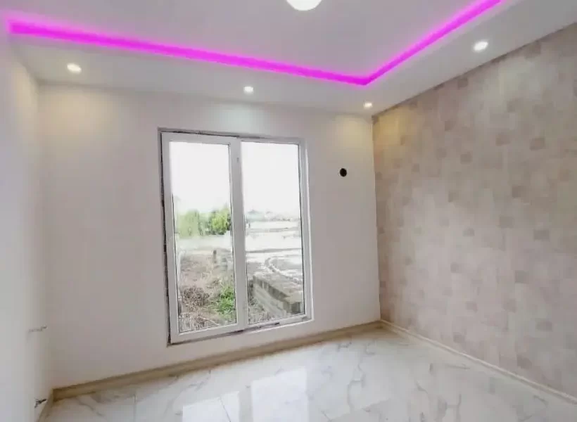 سرامیک سفید و سقف نورپردازی شده با نور بنفش اتاق خواب ویلا در شیرگاه