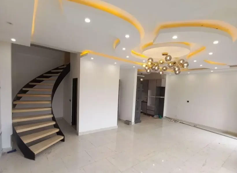 راه پله ی ورودی به طبقه بالای ویلا در زیرآب