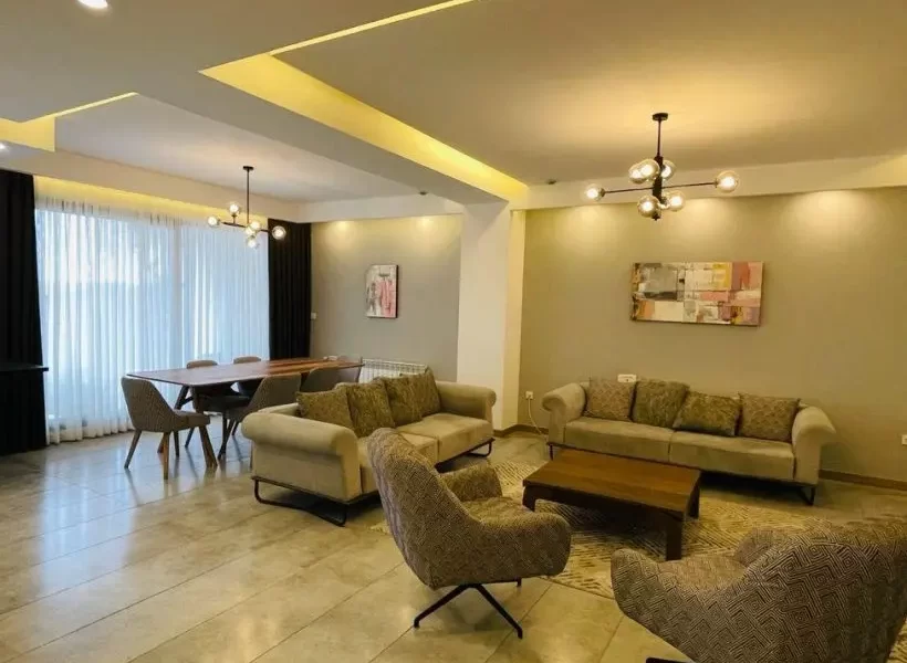 میزغذا خوری و مبلمان کرمی رنگ و پارکت چوبی سالن نشیمن آپارتمان در بابلسر 51
