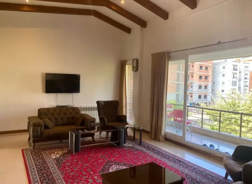 ویوی تراس رو به محوطه سرسبز آپارتمان در پل سفید