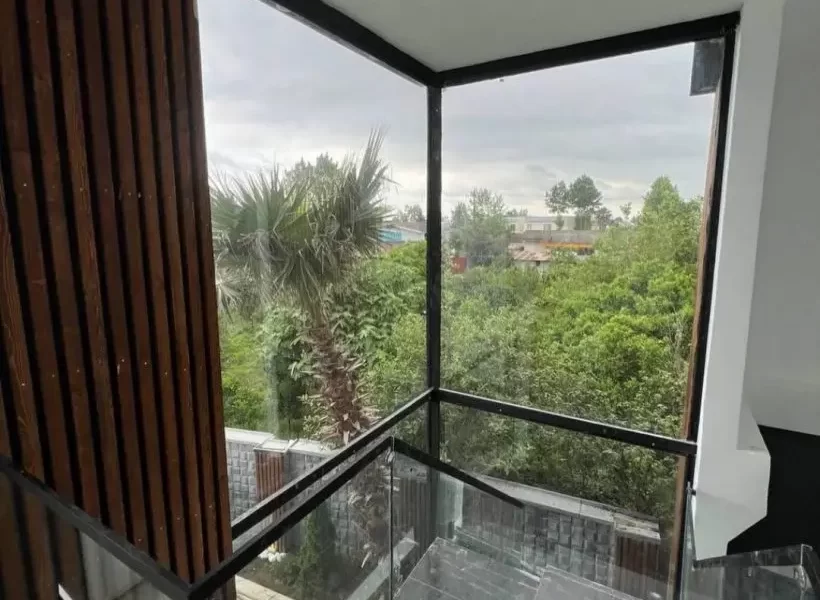 ویوی پنجره رو به محوطه سرسبز ویلا در بابلسر