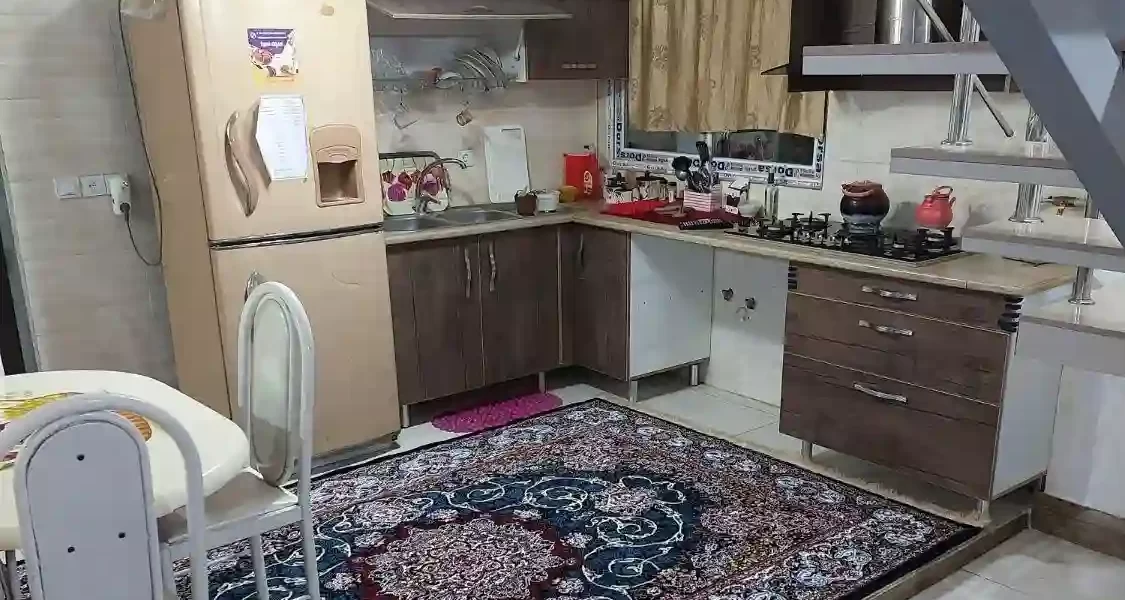 کابینت و یخچال و میز غذاخوری آشپزخانه خانه روستایی در زیرآب