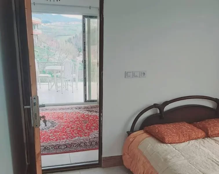 تخت خواب با روتختی سفید صورتی اتاق خواب خانه روستایی در زیرآب