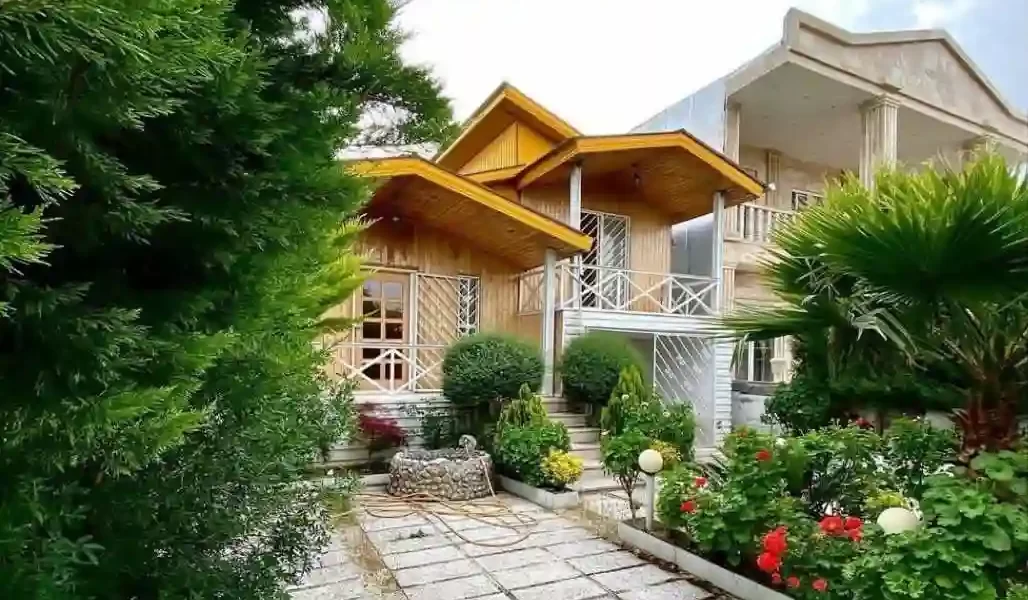 نمای سنگی و محوطه سنگ فرش شده و محوطه سرسبز خانه روستایی در بابل