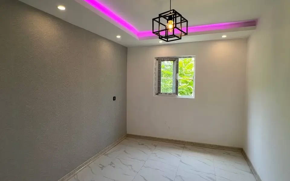 سرامیک سفید و پنجره و سقف نور پردازی شده با نور بنفش اتاق خواب ویلا در شیرگاه