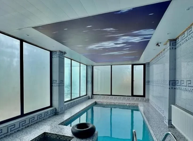 محوطه سنگی و استخر پر آب ویلا در بابلسر