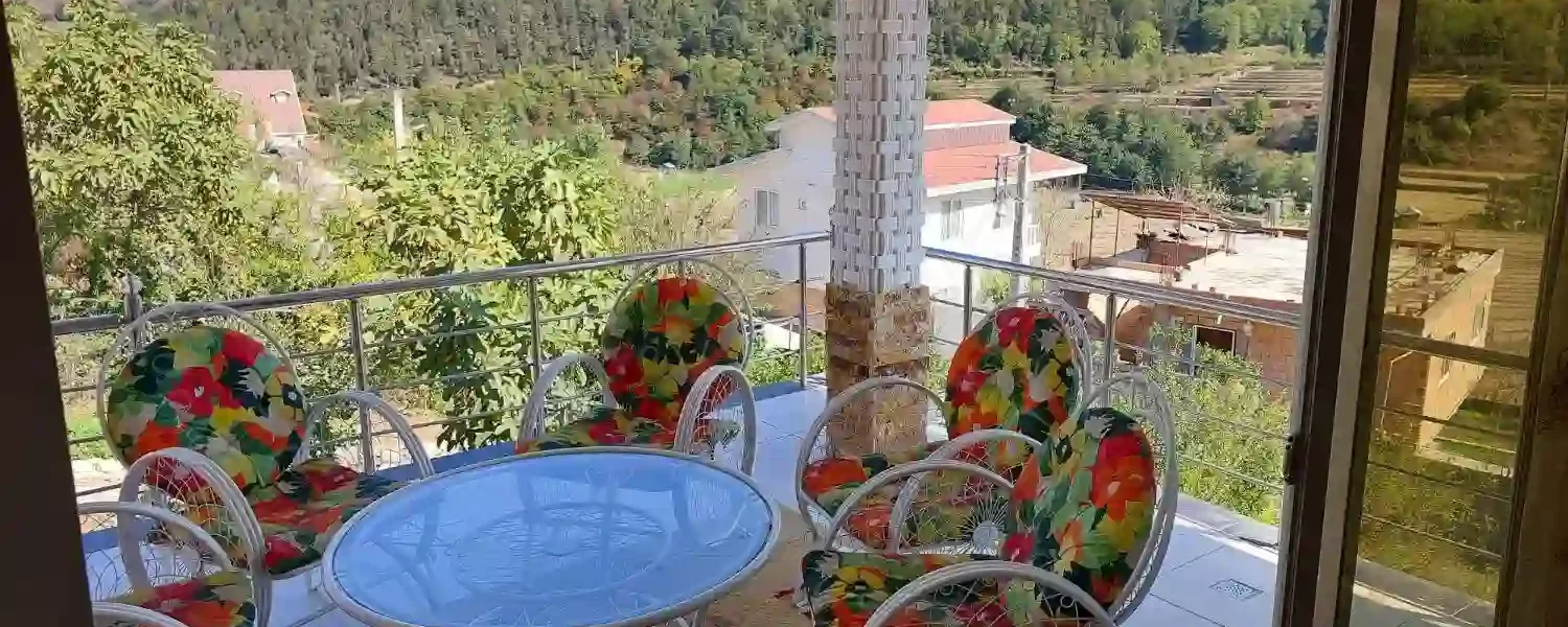 میز غذاخوری در تراس خانه روستایی زیرآب