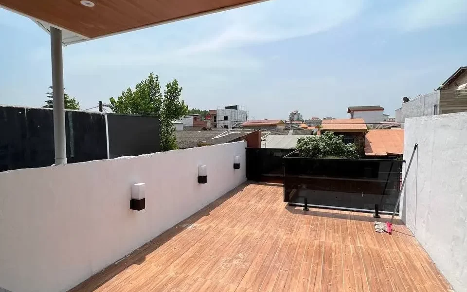 کف چوبی و گلدان سرسبز روف گاردن ویلا در سوادکوه