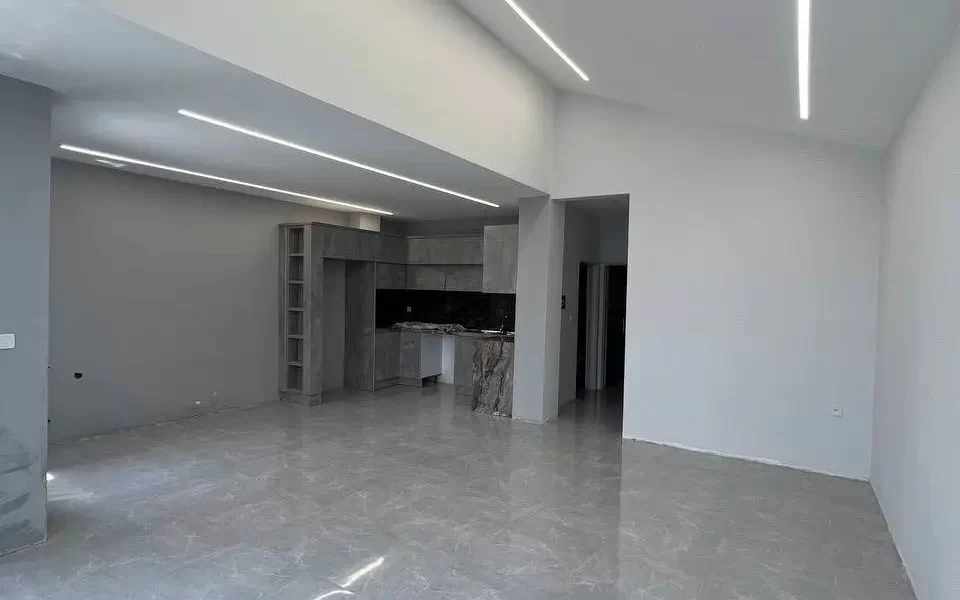 سرامیک طوسی و کابینت های طوسی رنگ اشپزخانه و سالن نشیمن ویلا در سوادکوه