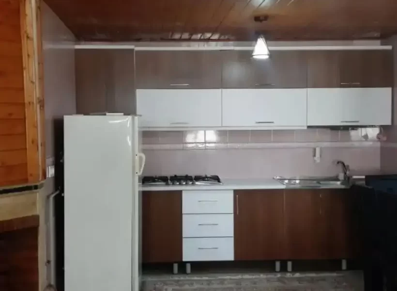 کابینت های سفید قهوه ای و یخچال آشپزخانه خانه روستایی در باقرتنگه