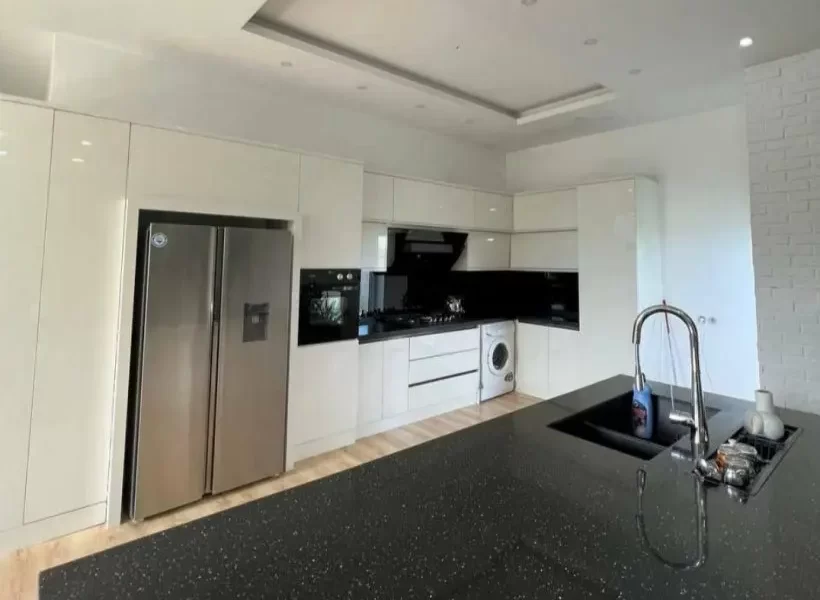 کاینت های سفید و یخچال آشپزخانه ویلا در بابل