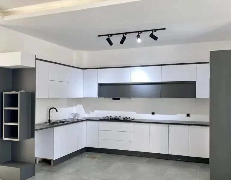 کابینت های سفید آشپزخانه ویلا در سوادکوه