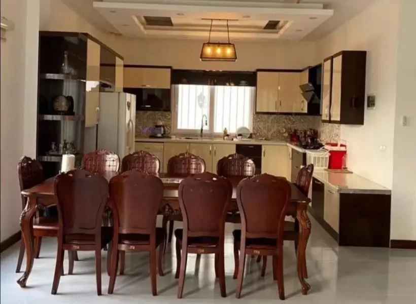 میز غذاخوری و کابینت های کرمی رنگ آشپزخانه ویلا در سوادکوه