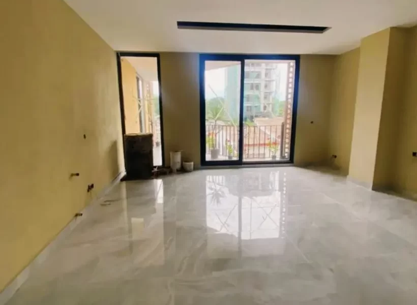 سرامیک سفید و در رو به تراس اتاق خواب آپارتمان در بابل