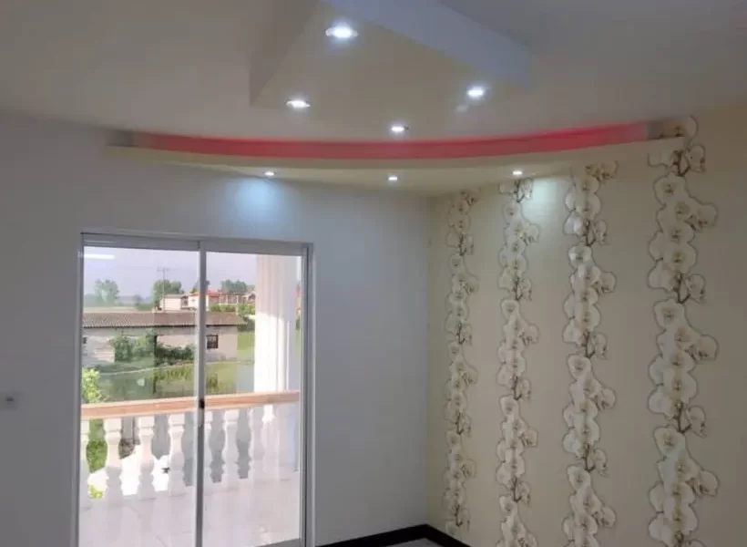 در رو به تراس و سقف نور پردازیشده با نور سفید اتاق خواب ویلا در بابلسر