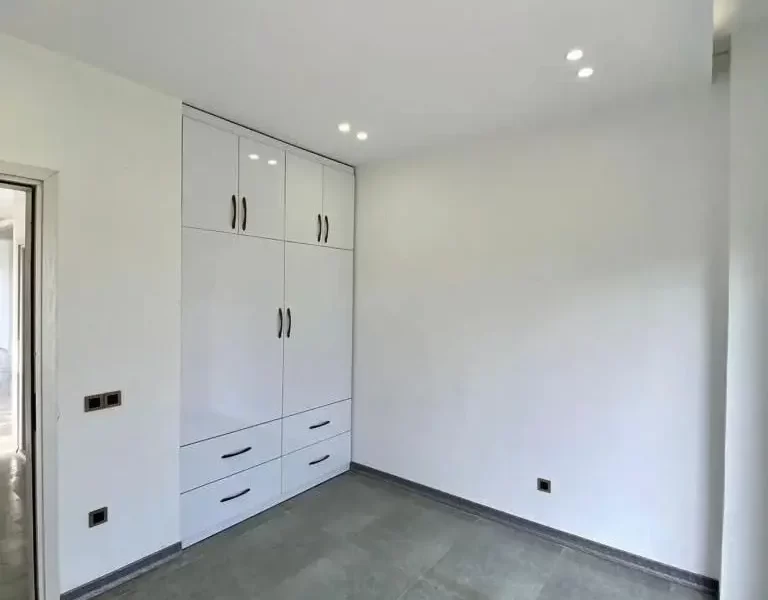 کمد دیواری وسقف نور پردازی شده با نور سفید اتاق خواب ویلا در سوادکوه