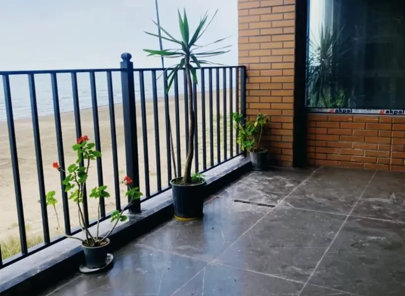 سرامیک مشکی و گلدان های رنگی تراس آپارتمان در بابل