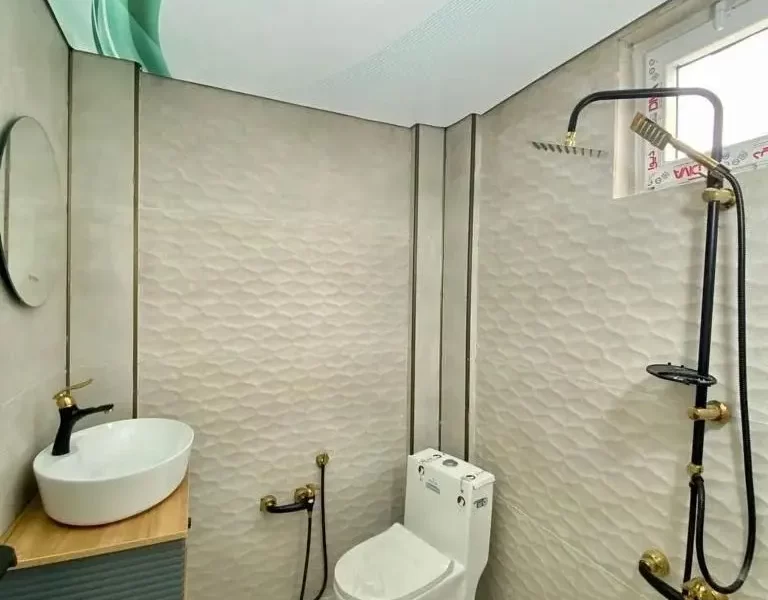 دوش و توالت فرنگی و روشویی حمام ویلا در سوادکوه
