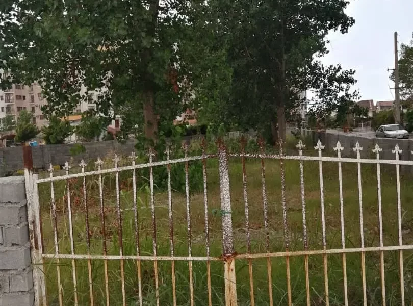 محوطه سرسبز زمین مسکونی در باقرتنگه