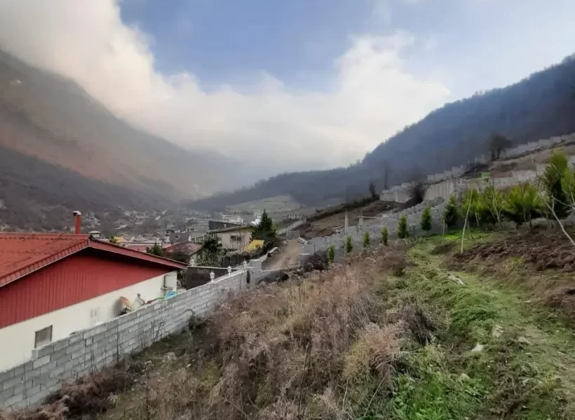 محوطه سرسبز و بلوک کشی شده زمین مسکونی در زیرآب