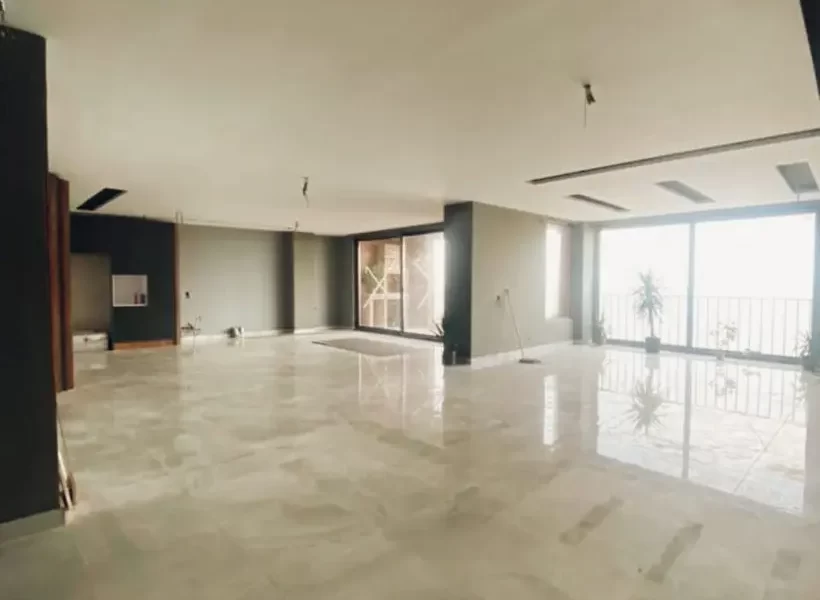 سرامیک کرمی رنگ و در رو به تراس سالن نشیمن آپارتمان در بابل