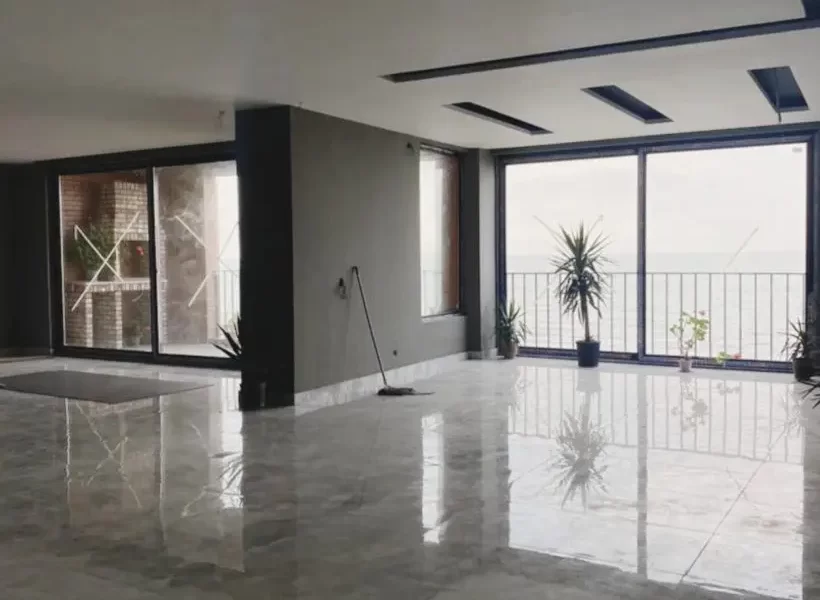 گلدان های رنگی و در رو به تراس سالن نشیمن آپارتمان در بابل