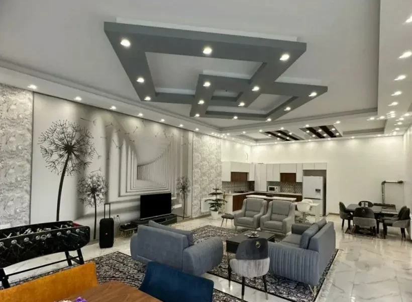 میز بیلیارد و کاغذدیواری و سقف نور پردازی شده با نور سفید سالن نشیمن ویلا در بابل