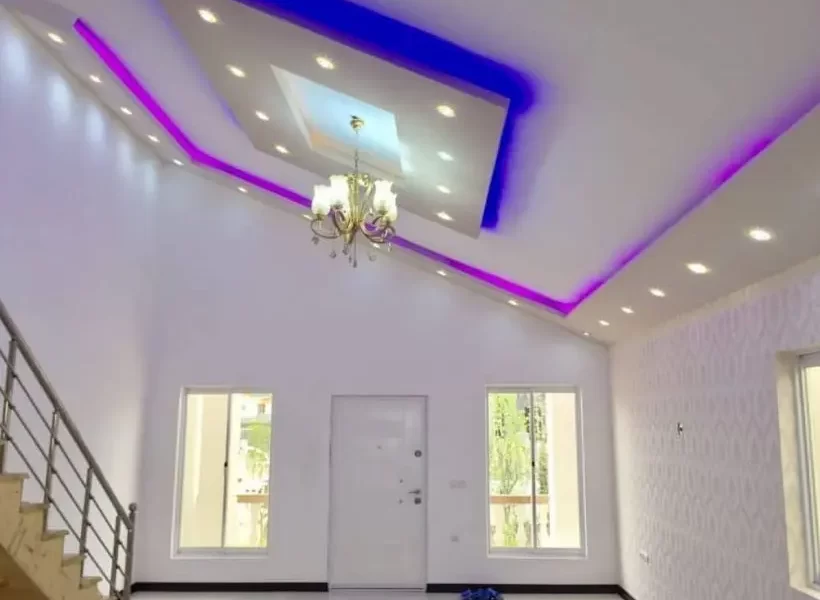 سرامیک سفید و سقف نورپردازی شده با نورابی و بنفش سالن نشیمن ویلا در بابلسر