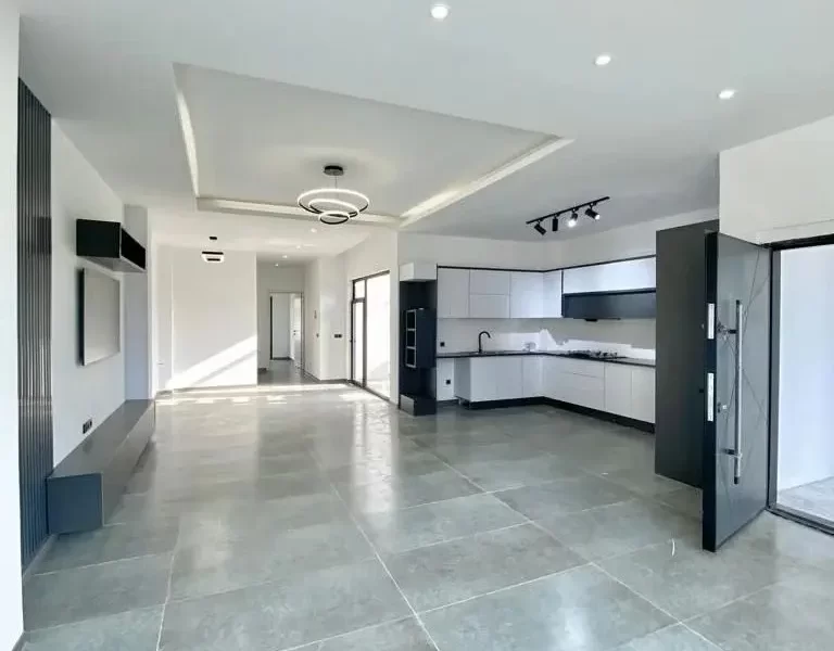 پارکت وسقف نور پردازی شده با نور سفید سالن نشیمن ویلا در سوادکوه