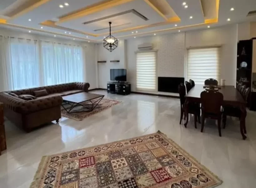 مبلمان قهوه ای رنگ و میز غذاخوری سالن نشیمن ویلا در سوادکوه